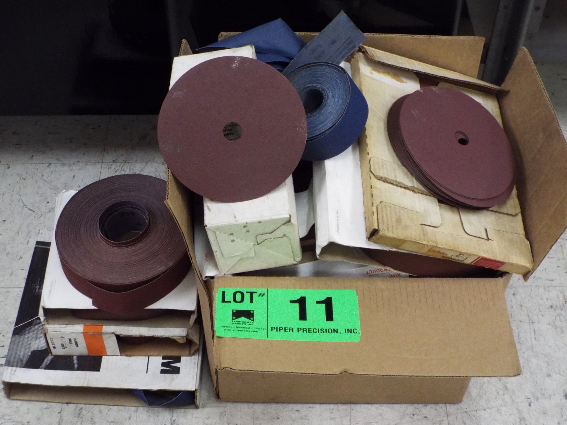 LOT/ ABRASIVE BELTS AND DISCS