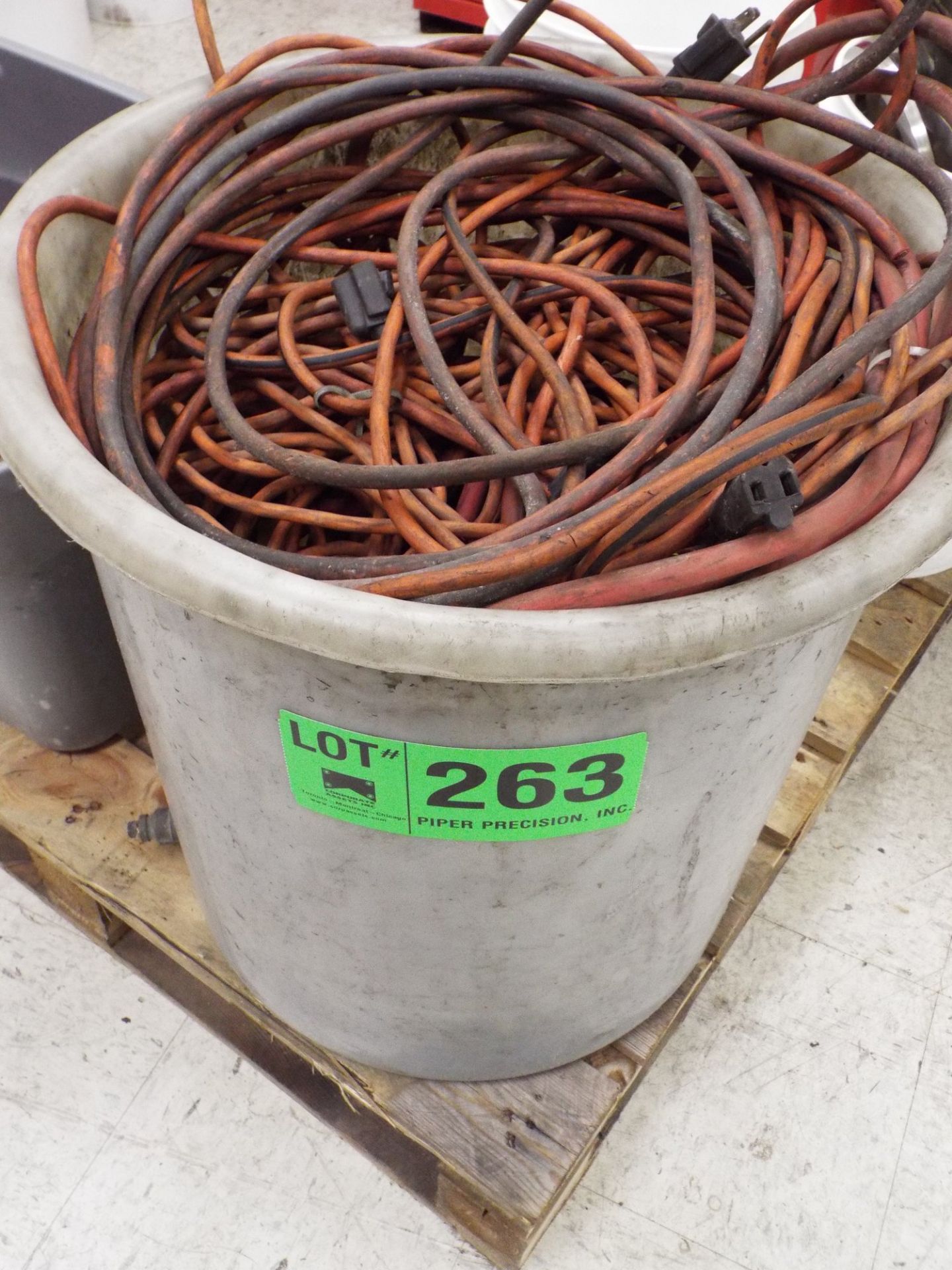 LOT/ DRUM OF EXTENSION CORDS AND HOSE