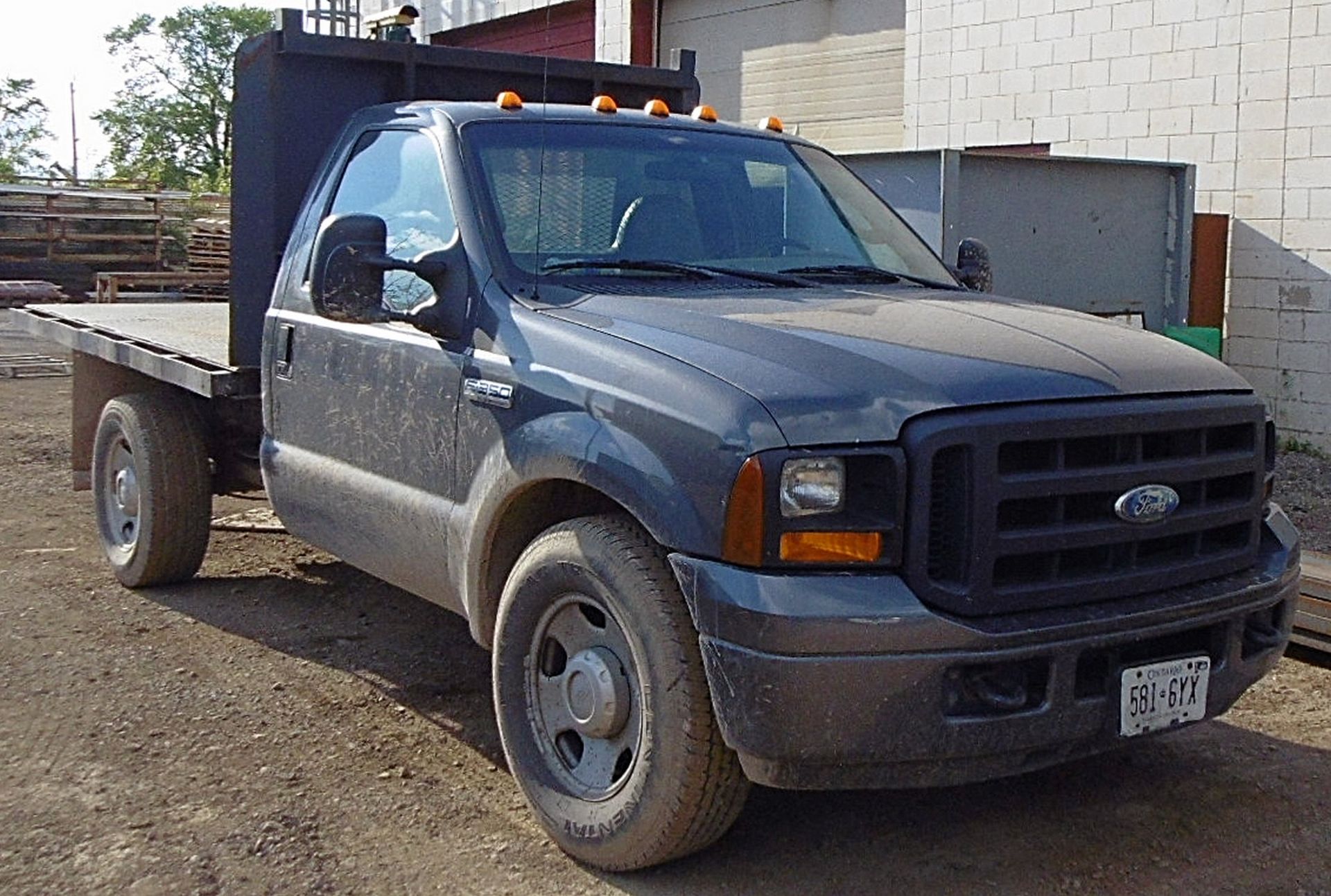 FORD F-350XL SUPER DUTY FLAT BED TRUCK WITH 171,141KM (RECORDED ON ODOMETER) VIN: IFD5F34526EC59613