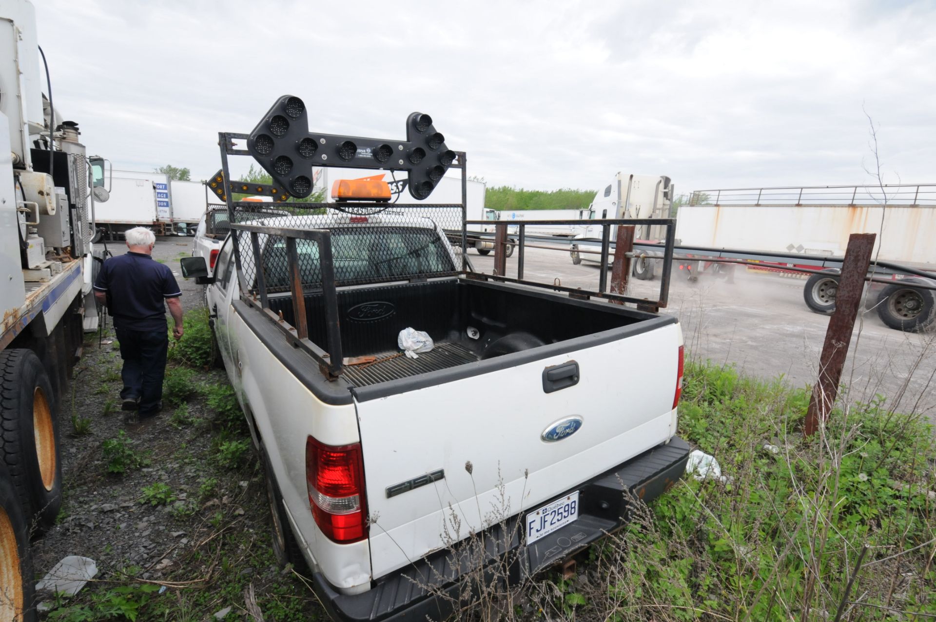 FORD (2006) F150 XL PICKUP TRUCK WITH 5.4 LITER V8 GAS ENGINE, RWD, AUTO, DIRECTIONAL FLASHING - Image 4 of 4