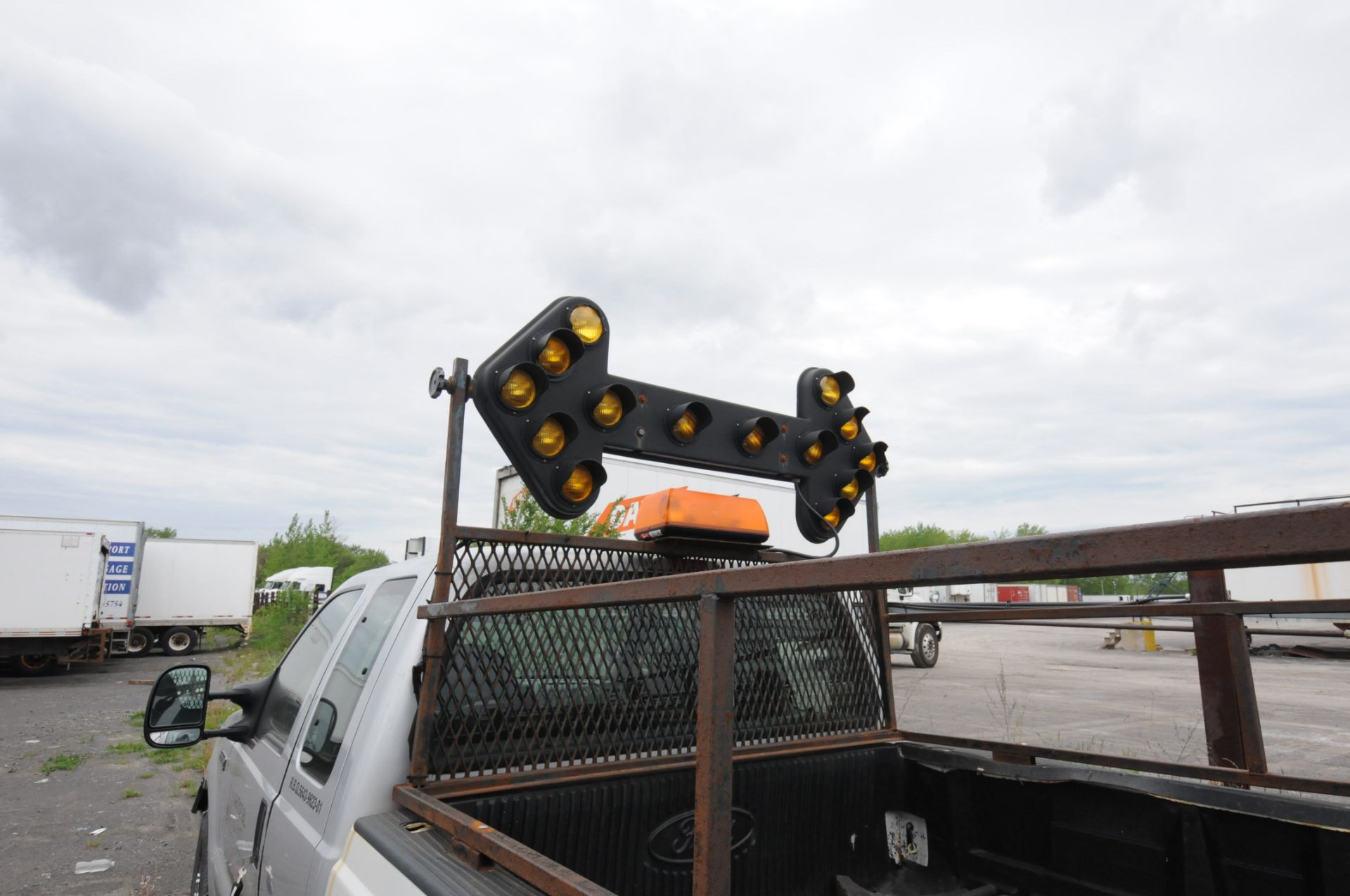 FORD (2005) F250 SUPER DUTY PICKUP TRUCK WITH 5.4 LITER V8 GAS ENGINE, RWD, AUTO, DIRECTIONAL - Image 5 of 6