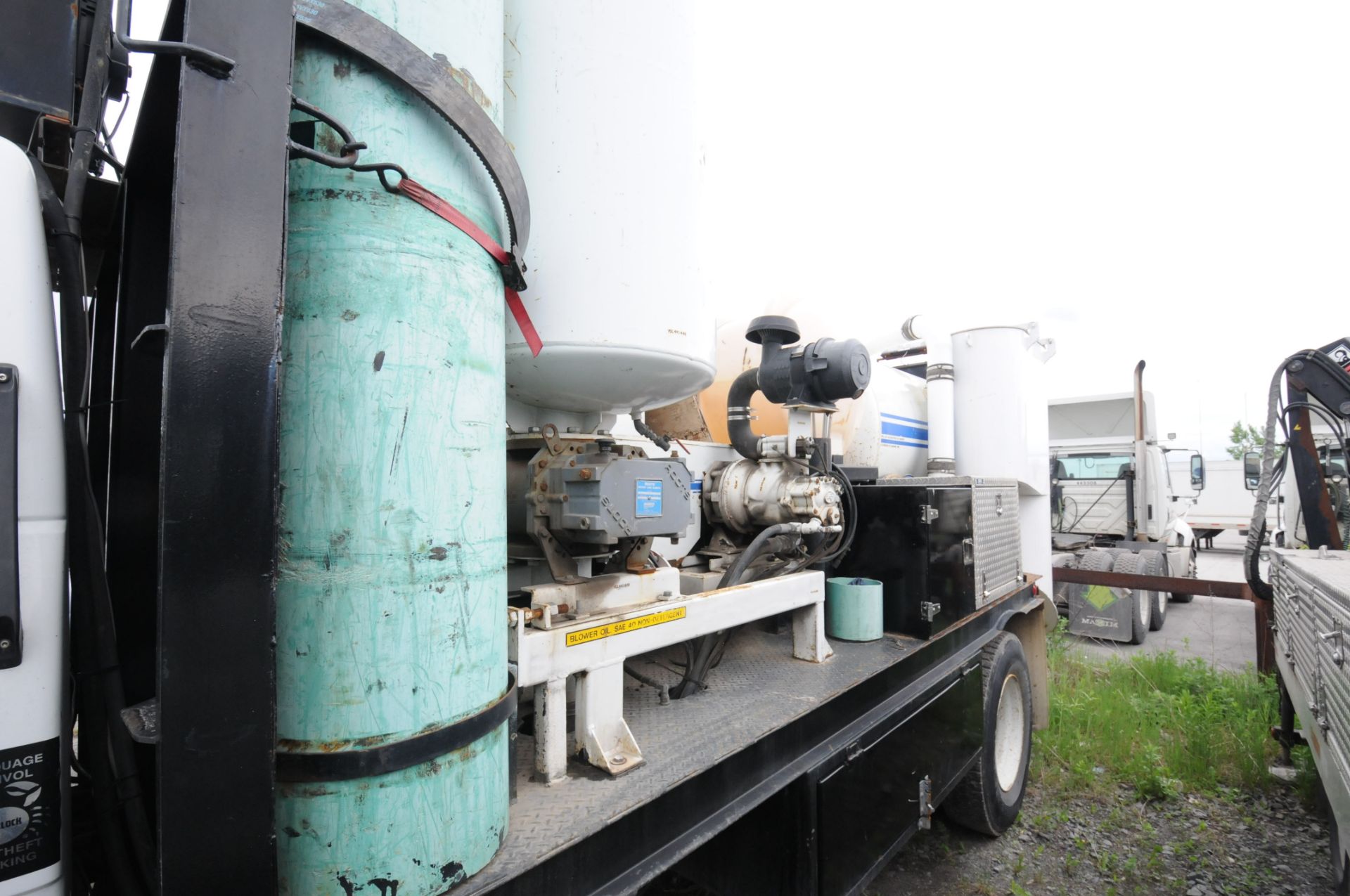 GMC (2000) C6500 VACMASTERS VACUUM TRUCK WITH CATERPILLAR TURBODIESEL ENGINE, 6 SPEED MANUAL - Image 12 of 23