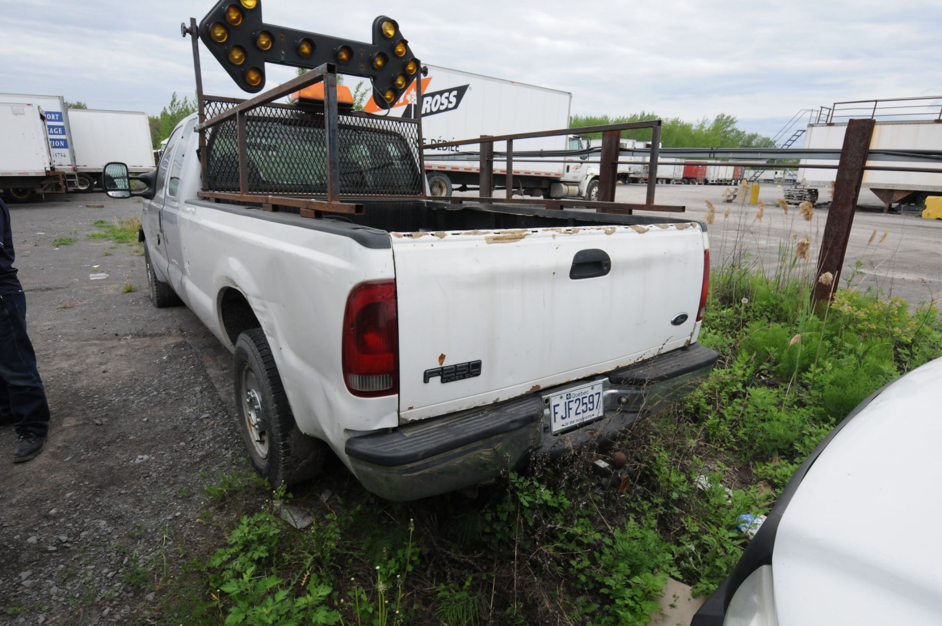 FORD (2005) F250 SUPER DUTY PICKUP TRUCK WITH 5.4 LITER V8 GAS ENGINE, RWD, AUTO, DIRECTIONAL - Image 6 of 6