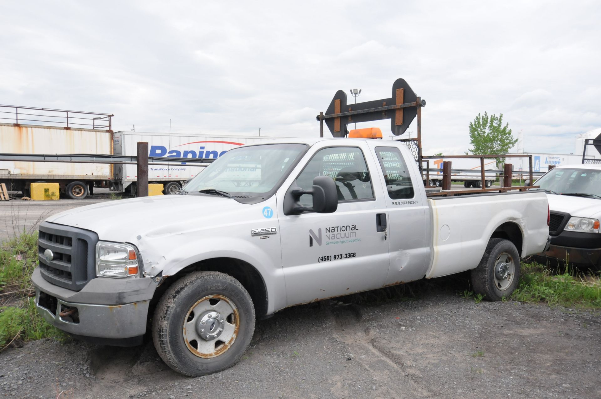 FORD (2005) F250 SUPER DUTY PICKUP TRUCK WITH 5.4 LITER V8 GAS ENGINE, RWD, AUTO, DIRECTIONAL