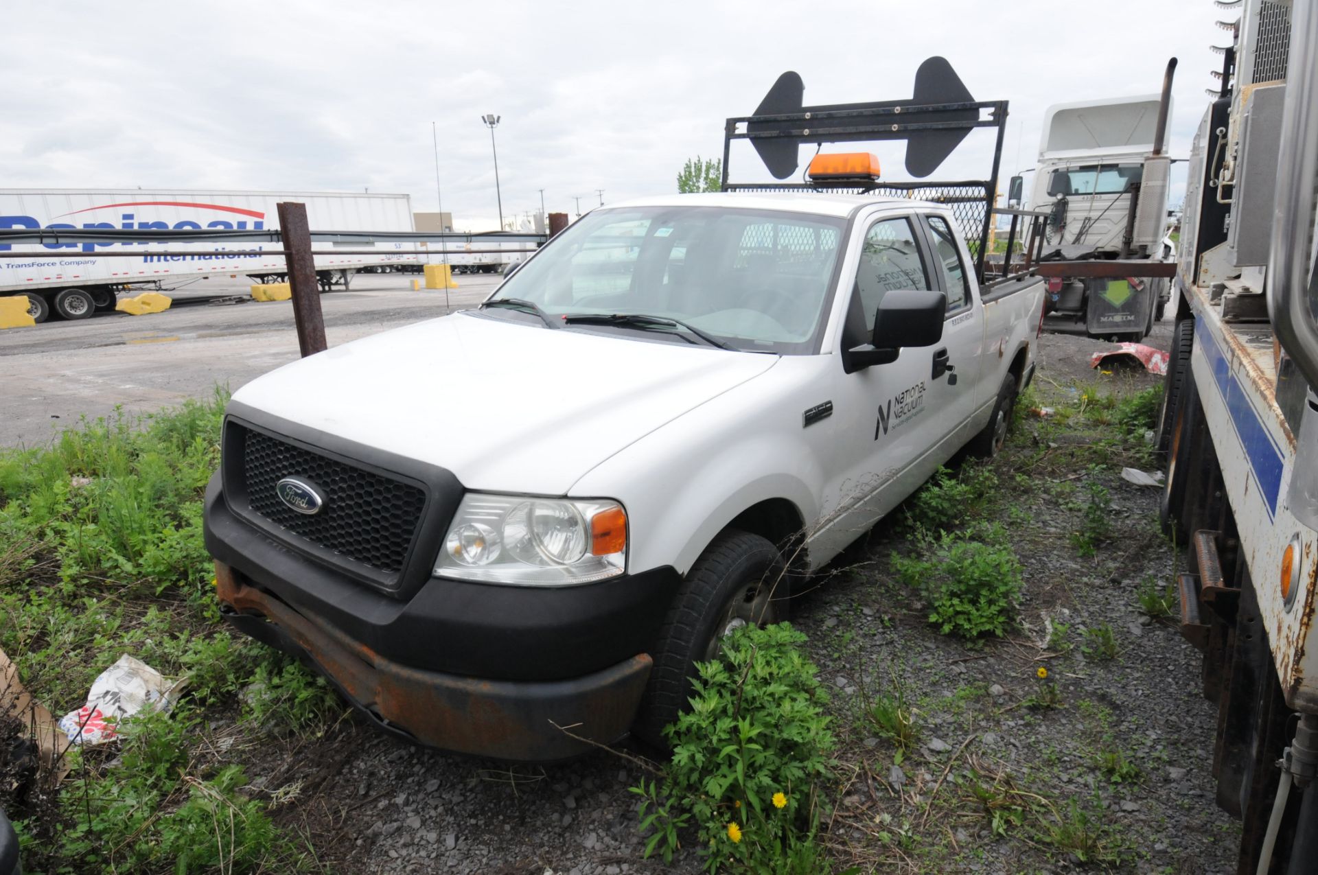 FORD (2006) F150 XL PICKUP TRUCK WITH 5.4 LITER V8 GAS ENGINE, RWD, AUTO, DIRECTIONAL FLASHING