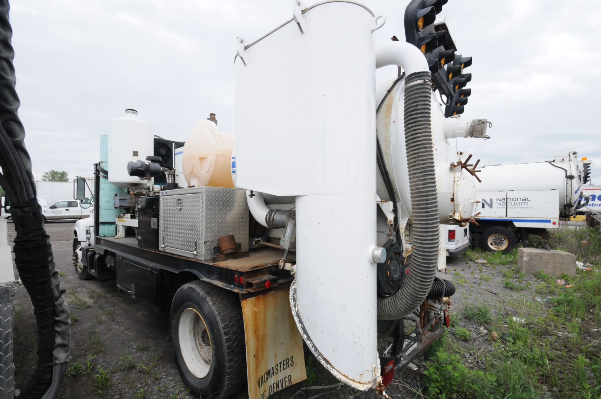 GMC (2000) C6500 VACMASTERS VACUUM TRUCK WITH CATERPILLAR TURBODIESEL ENGINE, 6 SPEED MANUAL - Image 13 of 23