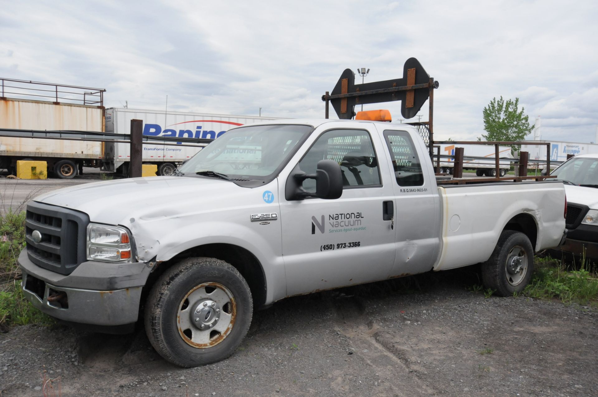 FORD (2005) F250 SUPER DUTY PICKUP TRUCK WITH 5.4 LITER V8 GAS ENGINE, RWD, AUTO, DIRECTIONAL - Image 2 of 6