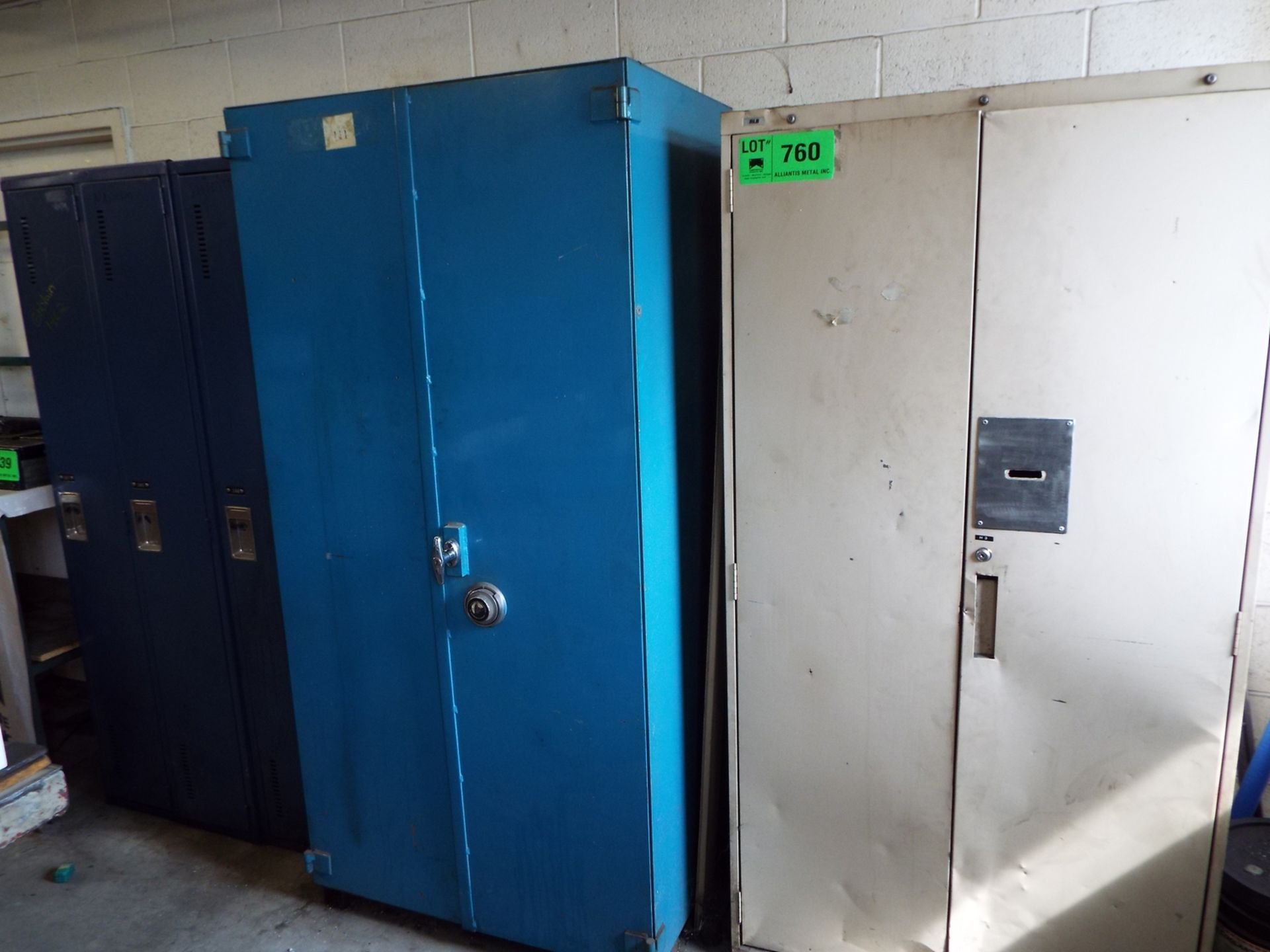 LOT/ STEEL CABINETS, LOCKERS, BENCHES AND CARTS