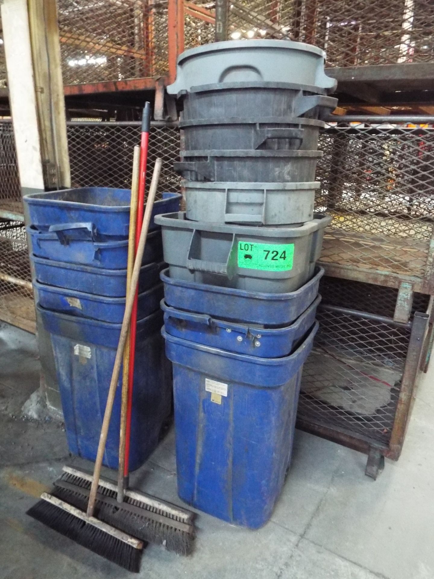 LOT/ GARBAGE CANS, BROOMS AND SHOVELS