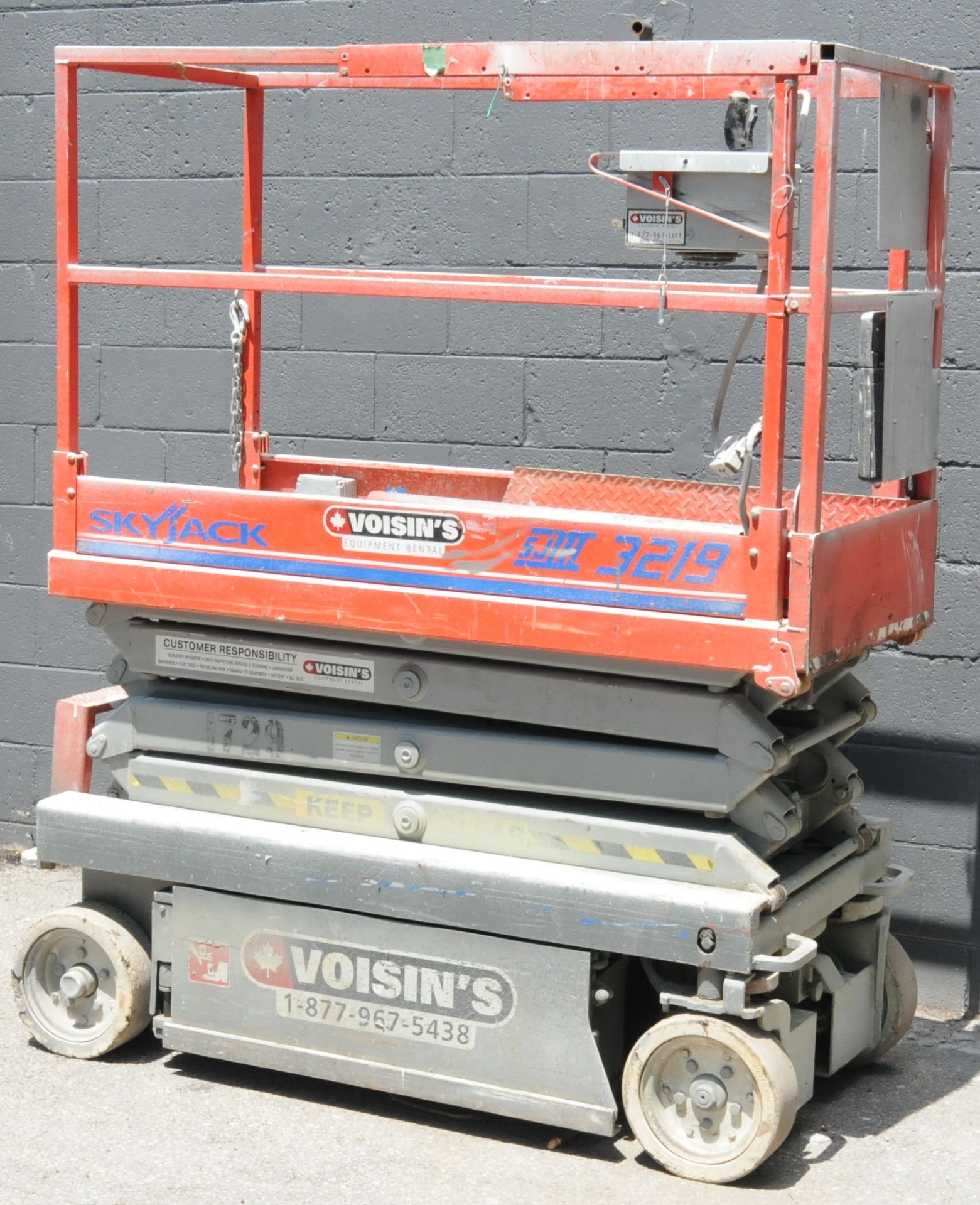 SKYJACK SJIII 3219 ELECTRIC SCISSOR LIFT WITH 500 LBS CAPACITY, ONBOARD BATTERY CHARGER, S/N 236725