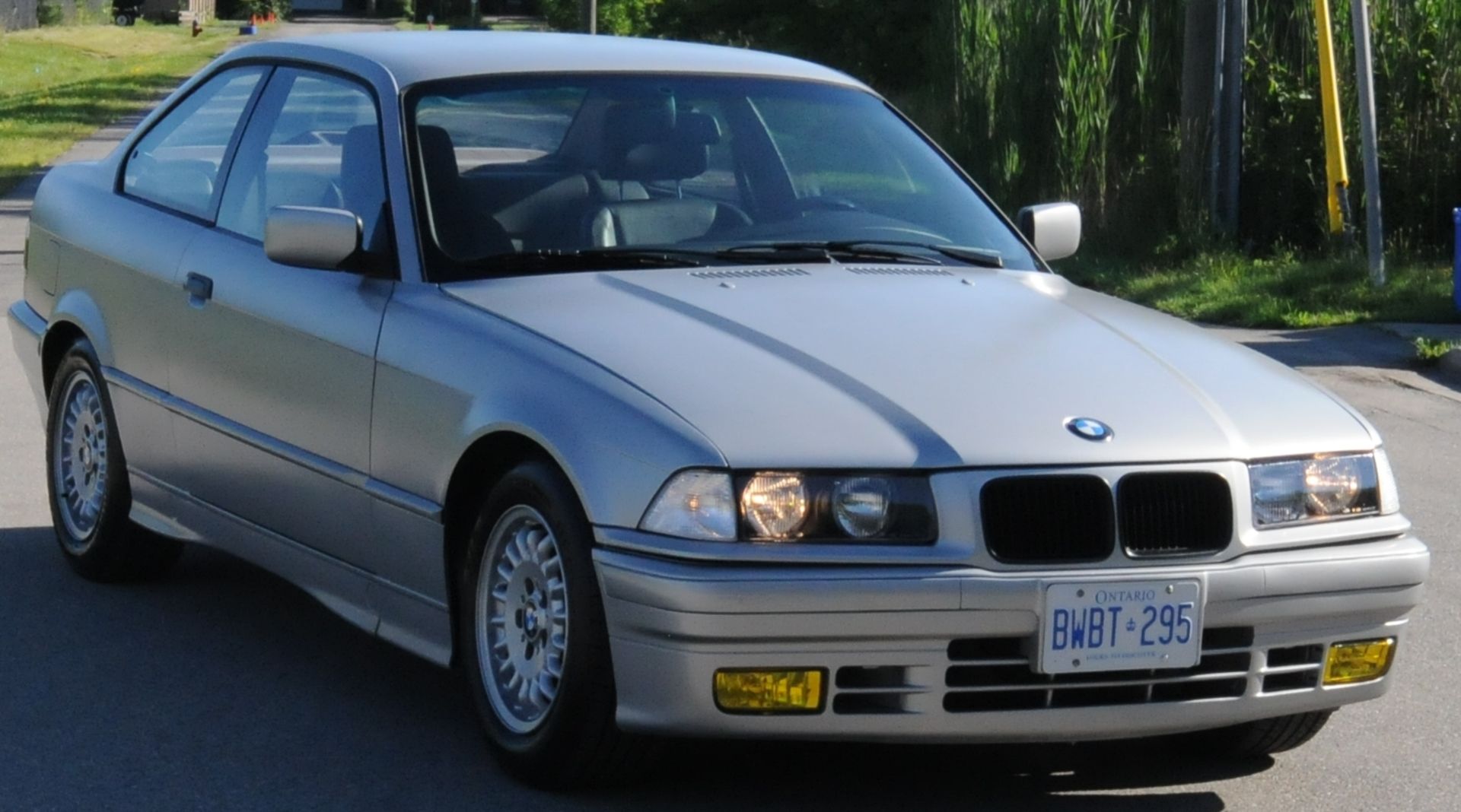 BMW (1993) E36 316IS COUPE WITH 1.8L VANOS VVT ENGINE, 5 SPEED MANUAL TRANSMISSION, REAR WHEEL - Image 2 of 5