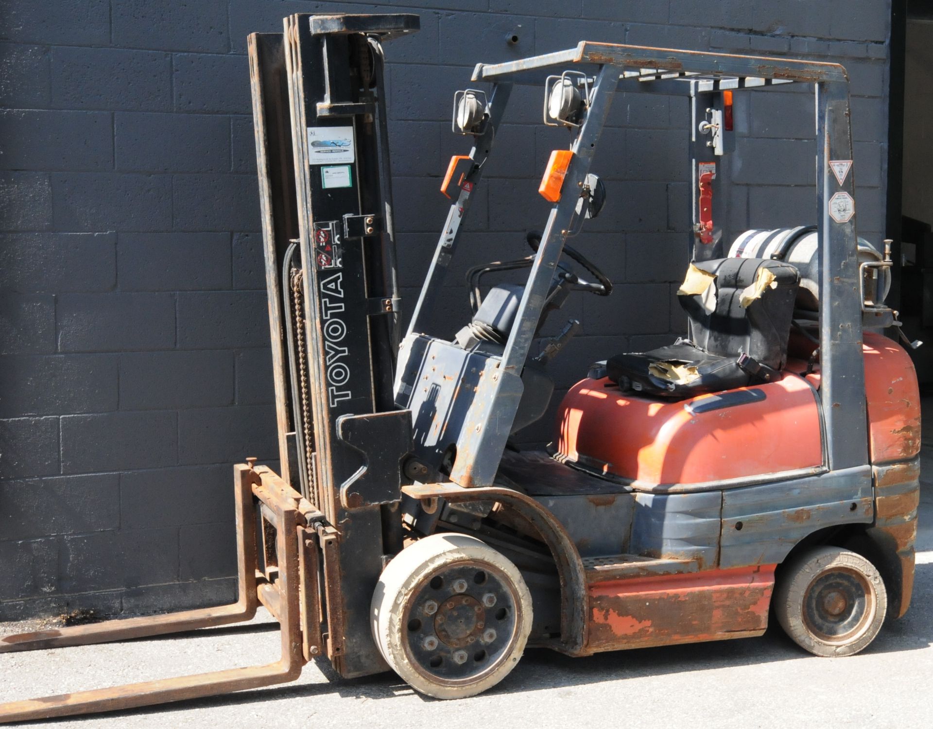 TOYOTA 6FGCU25 4,500 LBS CAP LPG FORKLIFT, S/N 77348