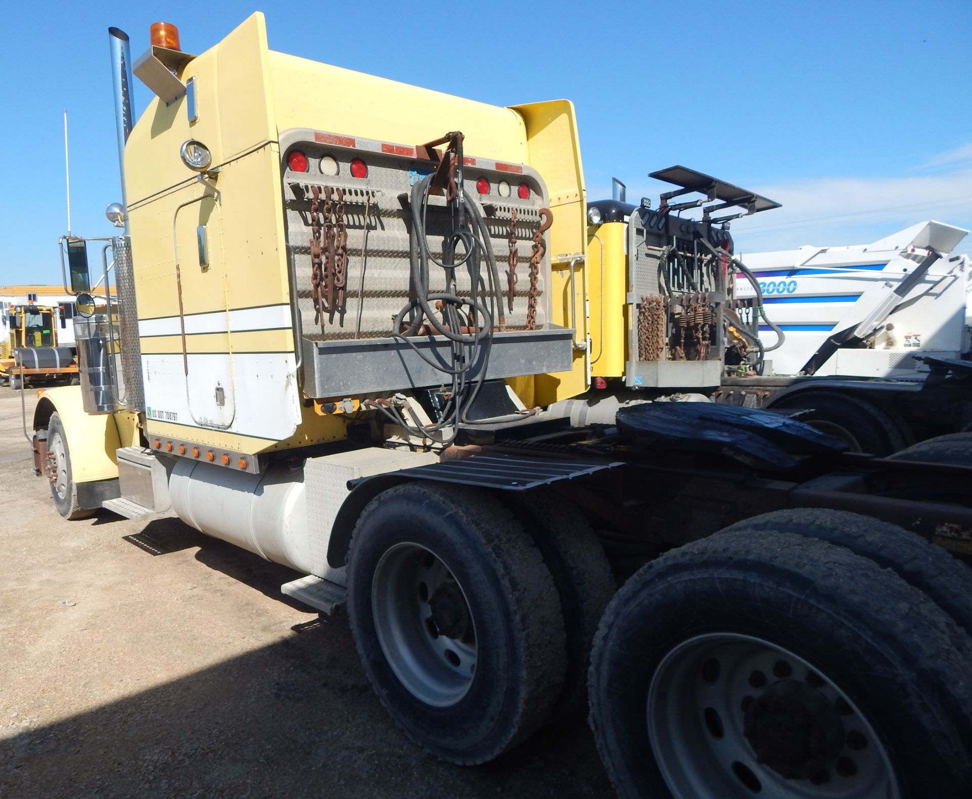 PETERBILT (1993) 379 TANDEM AXLE SEMI TRACTOR TRUCK WITH CATERPILLAR 3406 TURBODIESEL ENGINE, 18 - Image 3 of 6