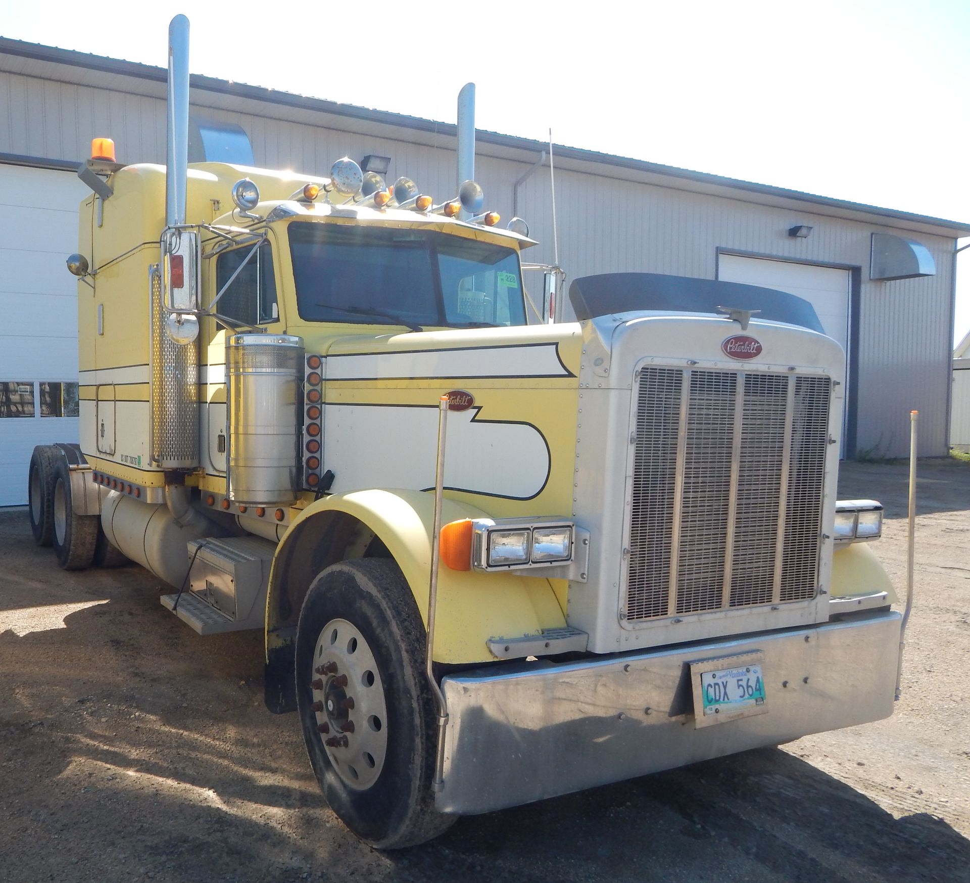 PETERBILT (1993) 379 TANDEM AXLE SEMI TRACTOR TRUCK WITH CATERPILLAR 3406 TURBODIESEL ENGINE, 18 - Image 2 of 6