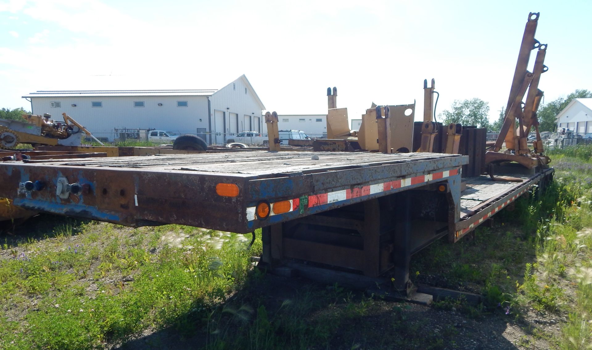 MFG. UNKNOWN LOW BOY GOOSE NECK TANDEM AXLE TRAILER WITH 32' X 7.7' HARDWOOD LOWER DECK WITH BACK - Image 2 of 2