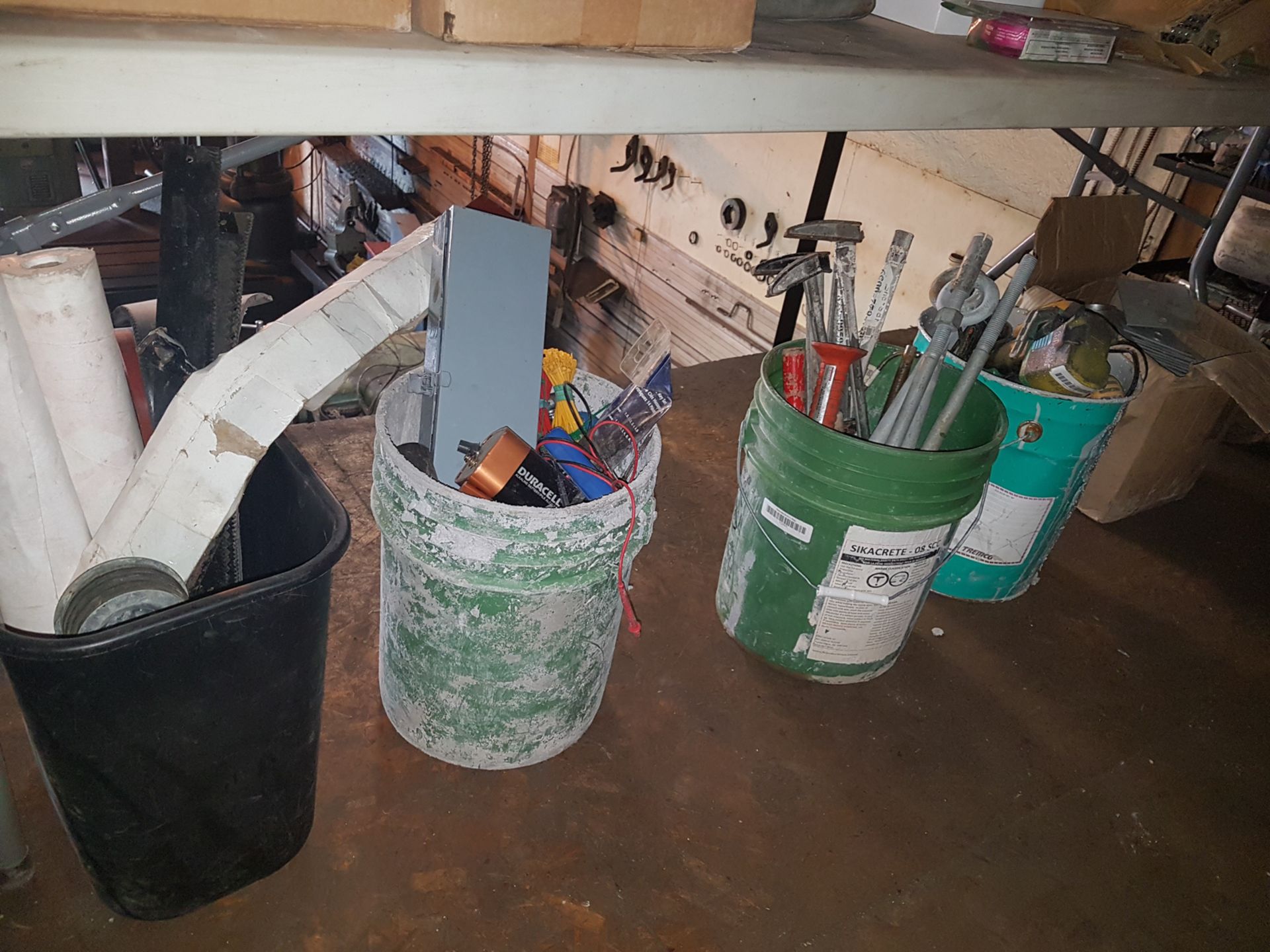 LOT/ MISCELLANEOUS TOOLS AND BUCKETS