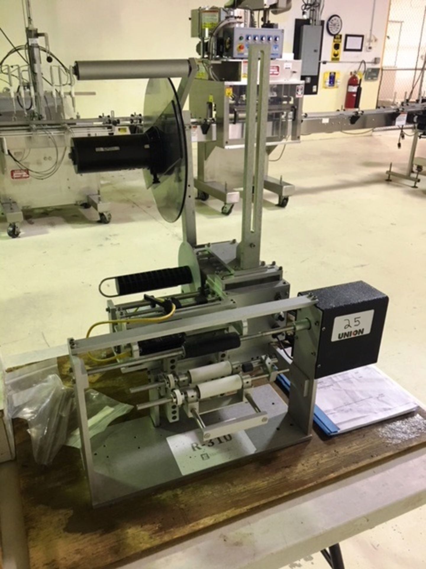 Universal model R-310 Table top wrapaound labeler for round containers Rigging: $75 (skidding &