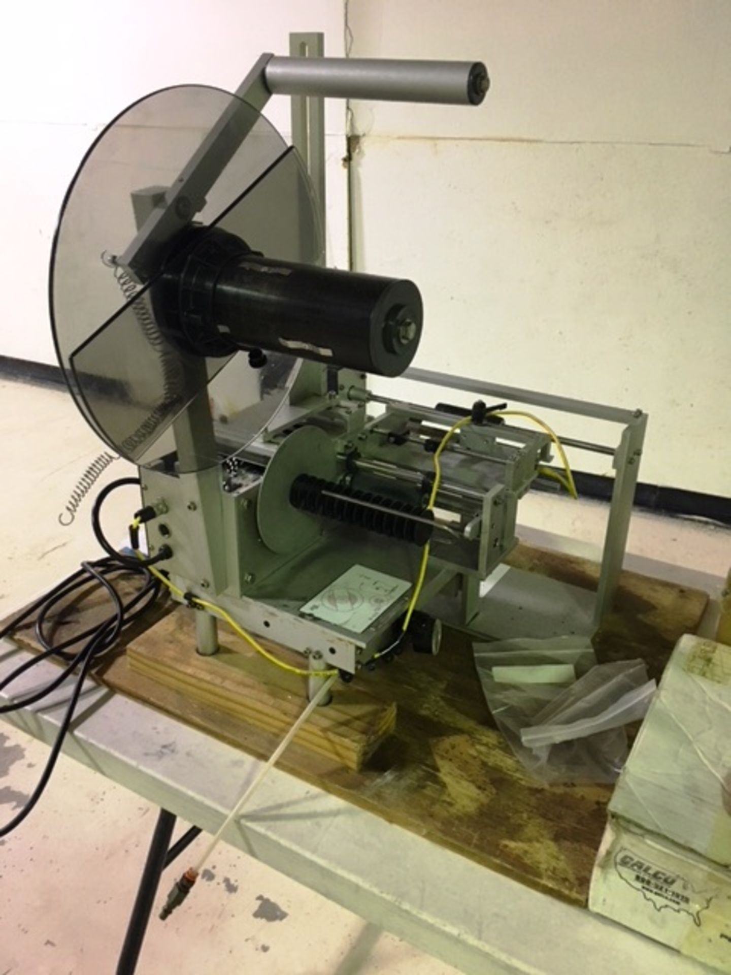 Universal model R-310 Table top wrapaound labeler for round containers Rigging: $75 (skidding & - Image 2 of 4