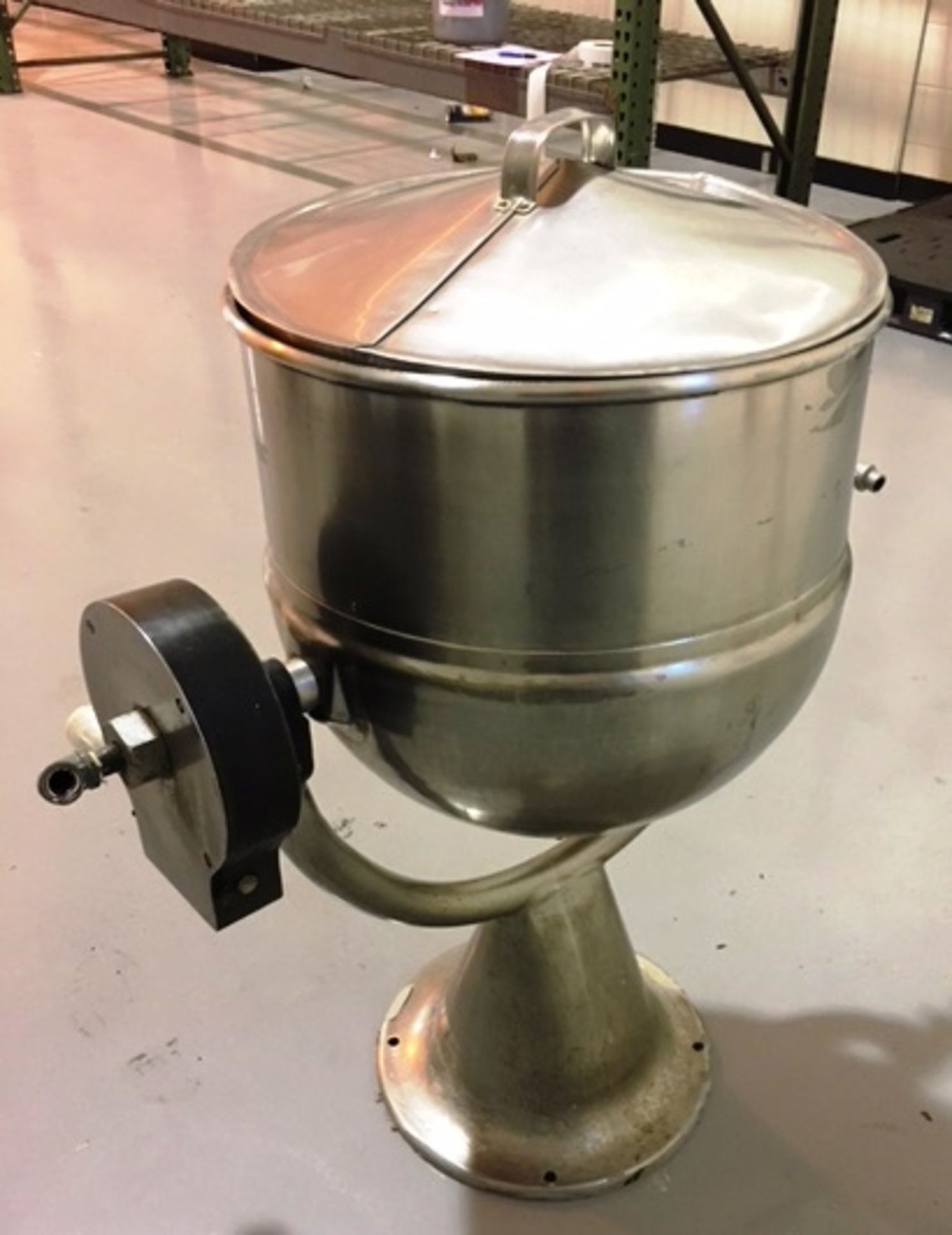 Groen model D20 20 gallon Stainless Steel Tilt Kettle, 40 psi jacket, hand tilt Rigging: $100 ( - Image 2 of 4