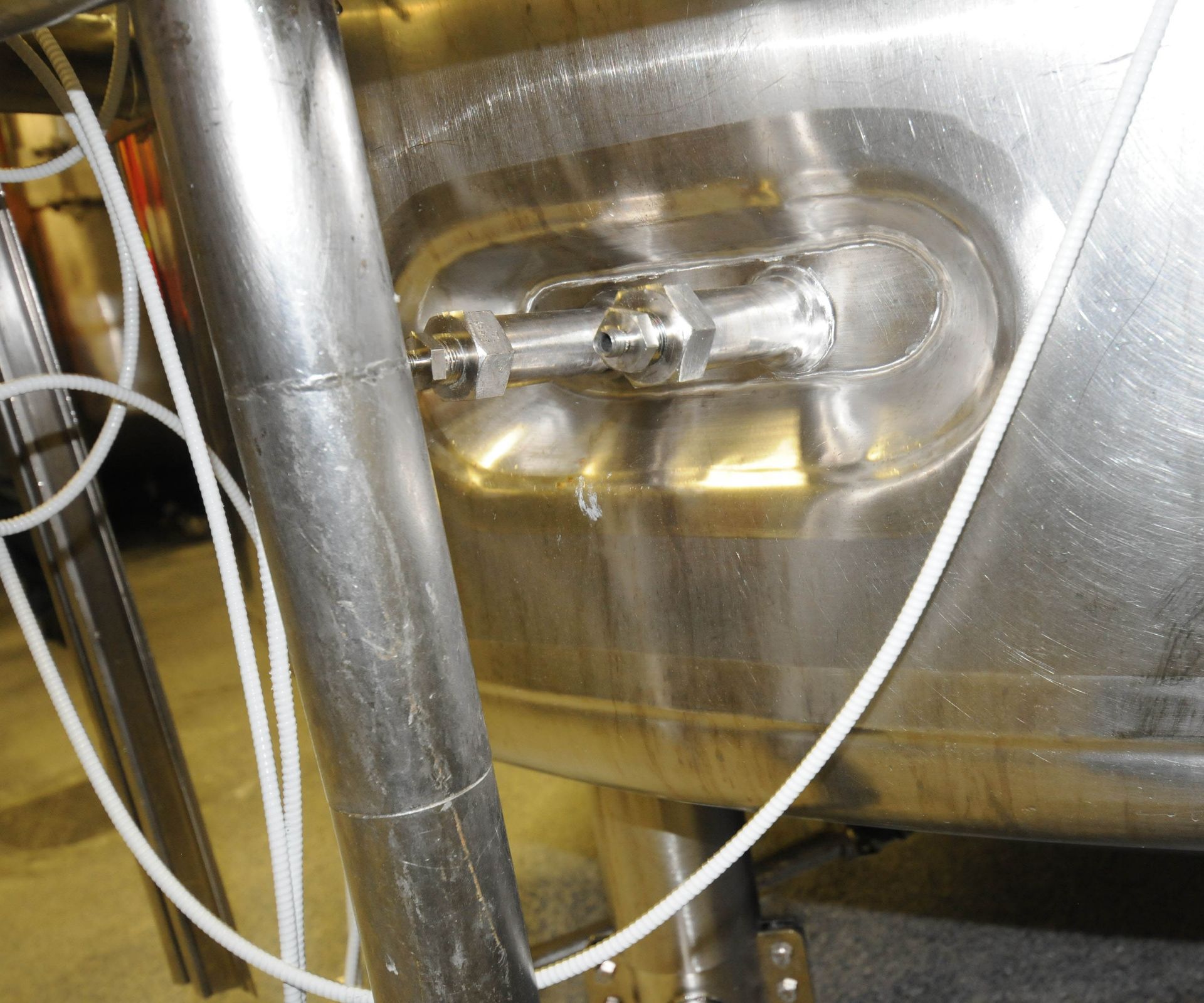 MUELLER T#19 STAINLESS STEEL JACKETED MIXING TANK WITH 6000 LITER CAPACITY, 25 PSIG - Image 5 of 7
