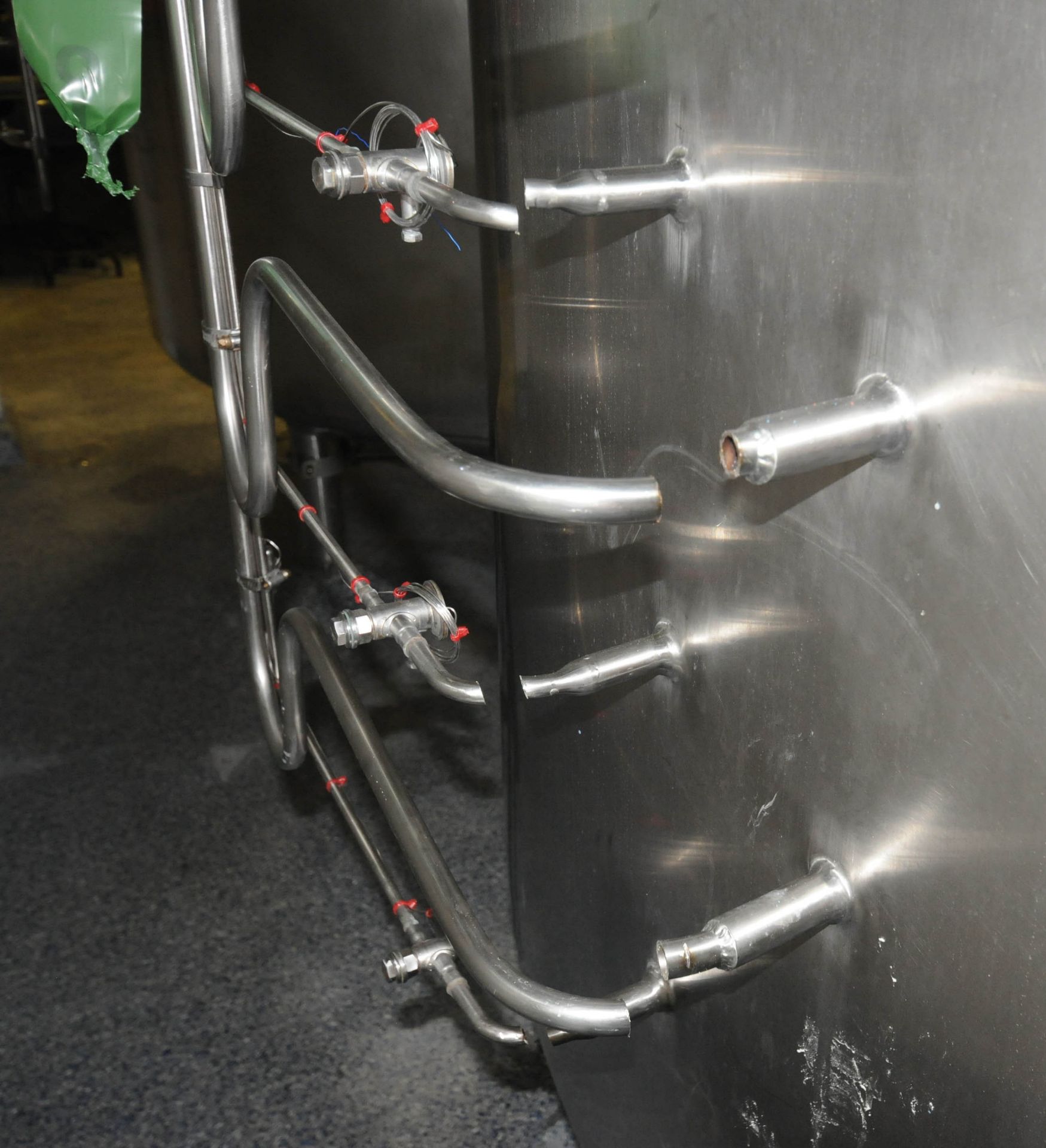 MUELLER T#28 STAINLESS STEEL JACKETED MIXING TANK WITH 6000 LITER CAPACITY, 25 PSIG @ 300 DEG F - Image 3 of 7