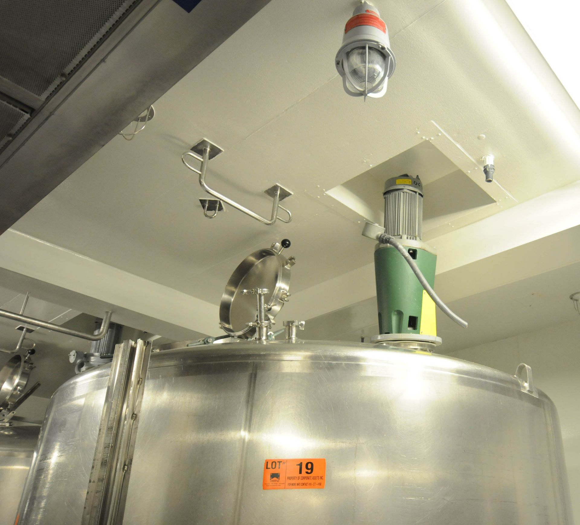 MUELLER T#32 STAINLESS STEEL JACKETED MIXING TANK WITH 6000 LITER CAPACITY, 25 PSIG @ 300 DEG F - Image 2 of 9