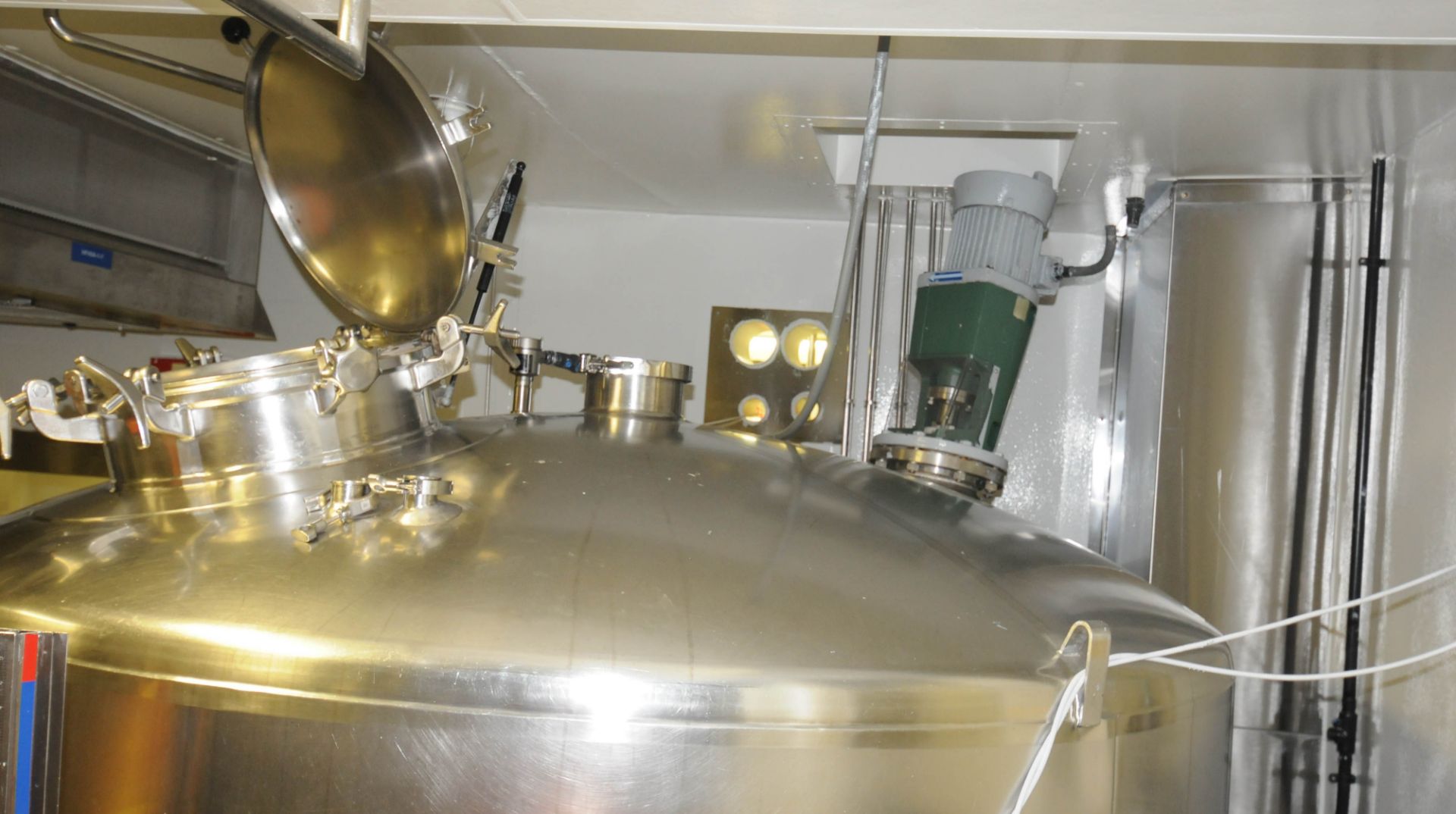 MUELLER T#19 STAINLESS STEEL JACKETED MIXING TANK WITH 6000 LITER CAPACITY, 25 PSIG - Image 7 of 7