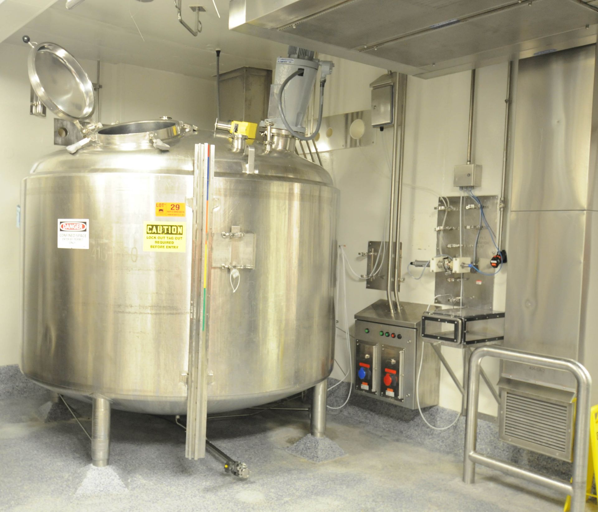 DCI T#17 (1999) (R&R 4/26/2016) STAINLESS STEEL JACKETED MIXING TANK WITH 6000 LITER CAPACITY,