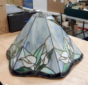 Large Tiffany lampshade with base (af)