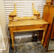 Late Victorian pine dressing table (lacking mirror),