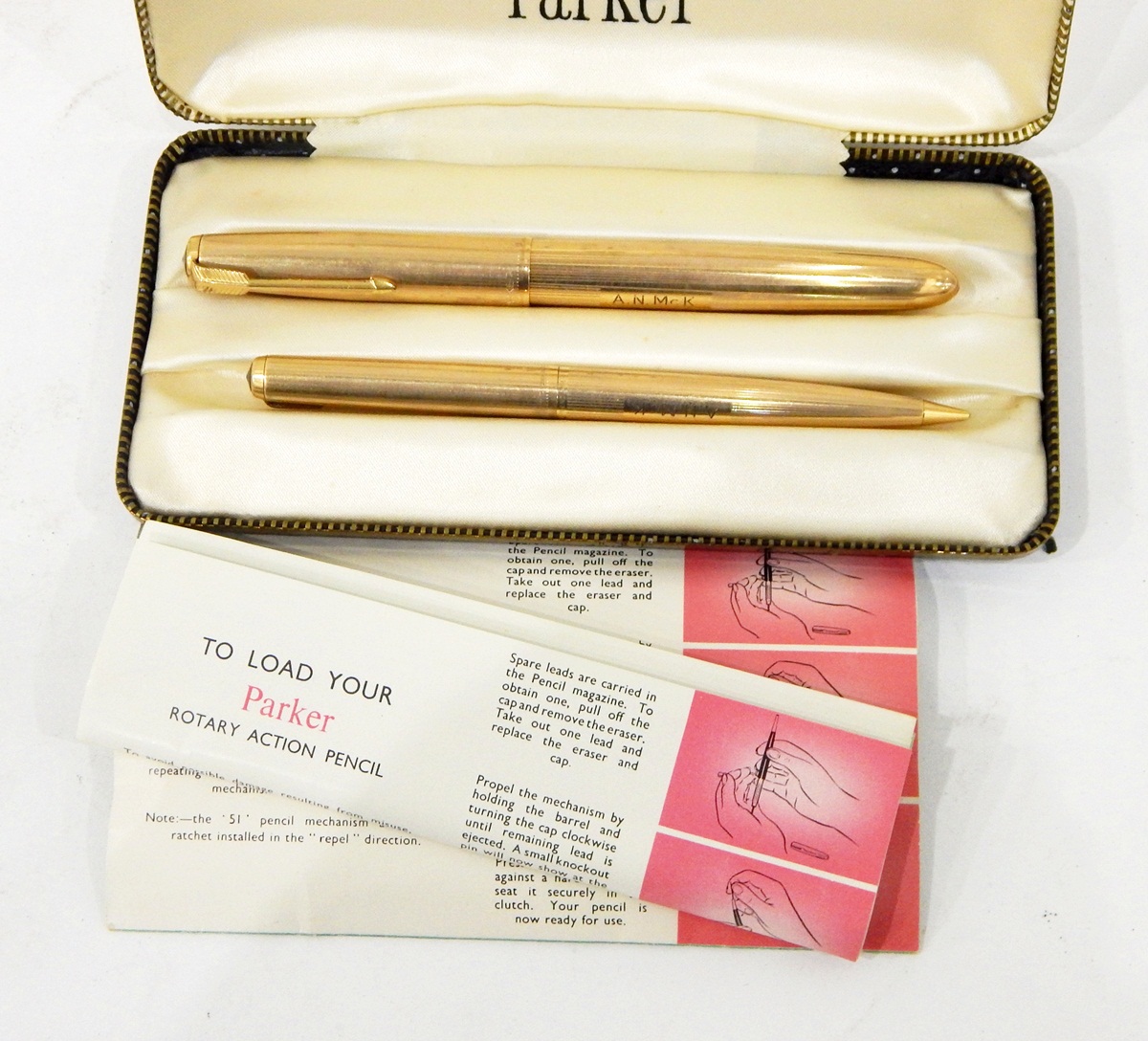 Parker pen set comprising a fountain pen in a rolled gold case and a propelling pencil ensuite,