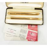 Parker pen set comprising a fountain pen in a rolled gold case and a propelling pencil ensuite,