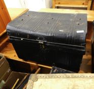 Tin trunk containing a quantity of materials, remnants, sheets, curtains, etc.