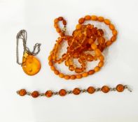 Single row of amber beads, the graduated faceted beads interspersed by disc-shaped beads,