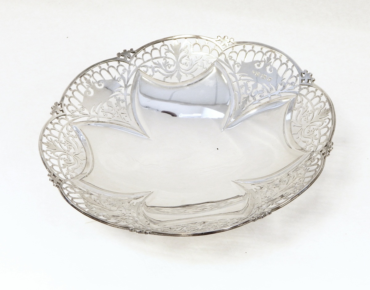 Silver fruit stand with scalloped pierced scroll and arch pattern ornate border, panelled centre,
