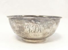 George V silver bowl of plain form with bead border, Sheffield 1923, diameter 12cm, 5oz approx.