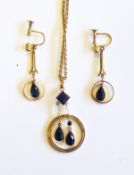 9ct gold and blue paste suite of Art Deco style jewellery viz: pendant set one square and two