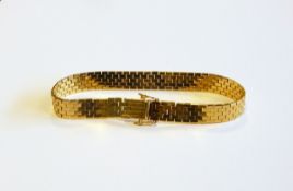 Gold textured brick-link bracelet marked 585, approx. 21.