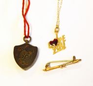 9ct gold "I love you" pendant and a fine gold link chain,