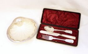 Small collection of silver plated items to include a knife, fork and spoon set, cased,