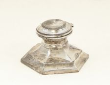 George V silver inkwell of hexagonal form with hinged cover,