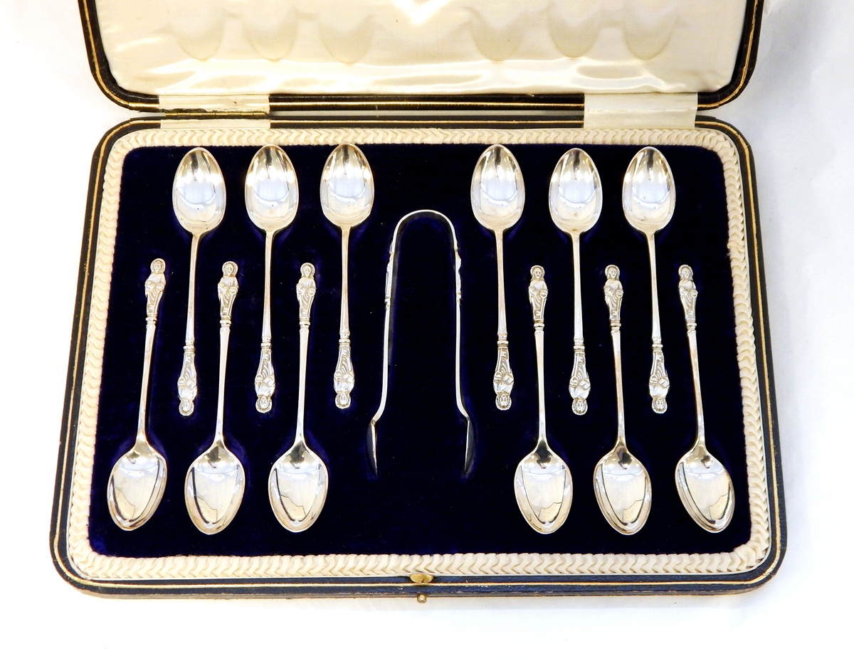 Set of 12 George V silver apostle spoons and matching pair sugar nips, Sheffield 1913,