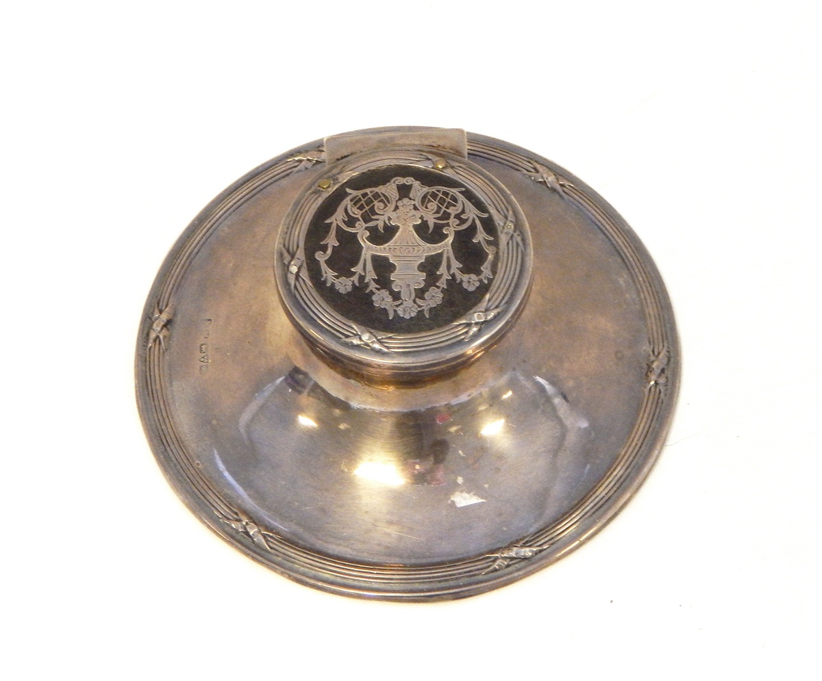 George V silver capstan inkwell with inlaid tortoiseshell hinged cover,