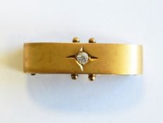 15ct gold and solitaire diamond scarf clip, approx. 8.