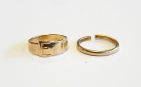 9ct gold ring with buckle decoration, 9ct gold wedding ring (shank cut),