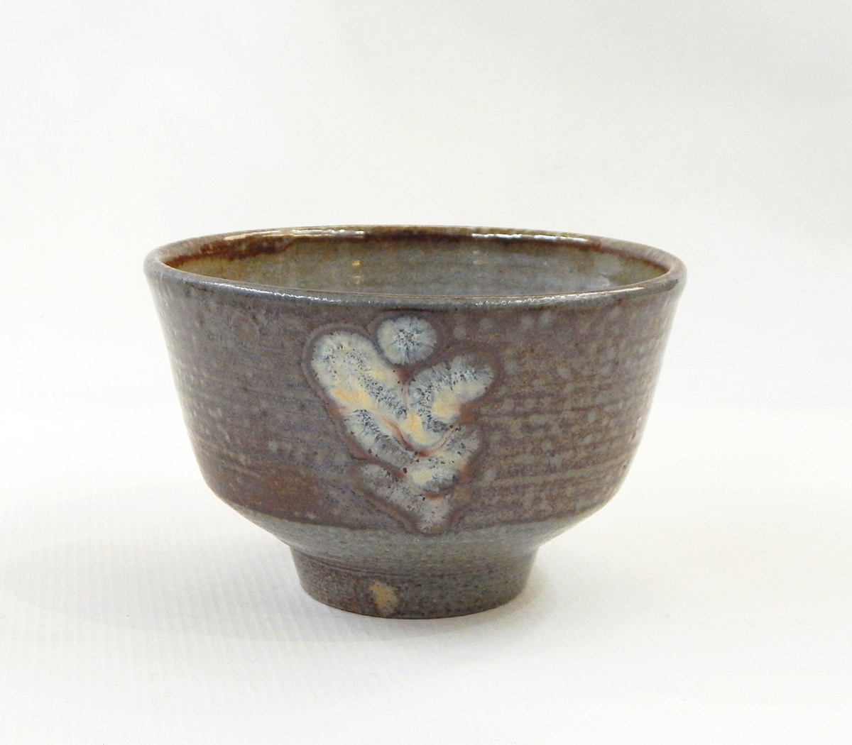 Ray Finch Winchcombe salt glazed tea bowl, stamped to base, - Image 2 of 4