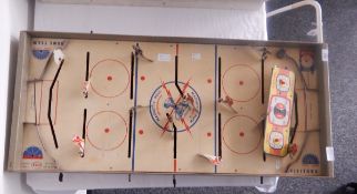 Munroe Games magnetic puck hockey master table top game