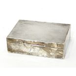 George V rectangular silver cigarette box with engine-turned top, length 13cm, Birmingham 1921,