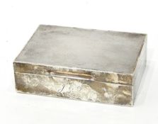 George V rectangular silver cigarette box with engine-turned top, length 13cm, Birmingham 1921,