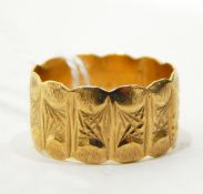9ct gold ring with cross cut engraved decoration together with two ear studs